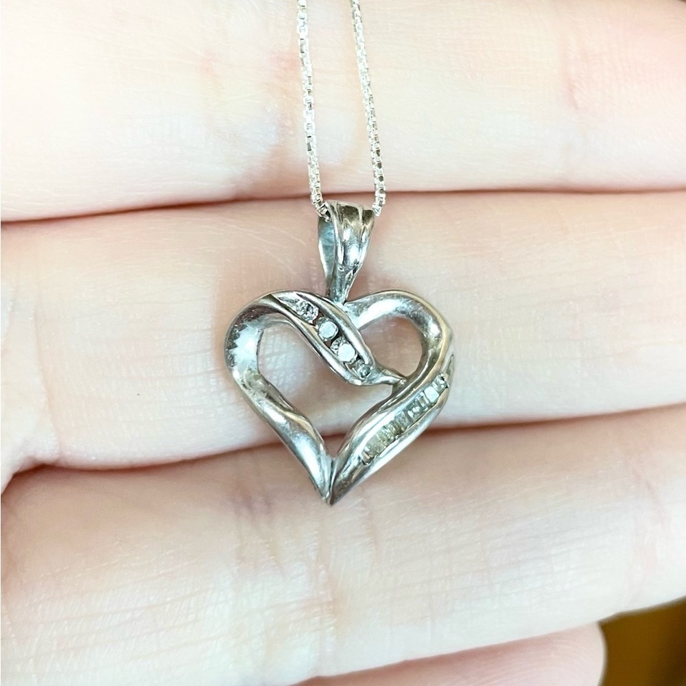 10k Diamond paved 0.15 carat solid white gold open heart eternity pendan… - Picture 3 of 9